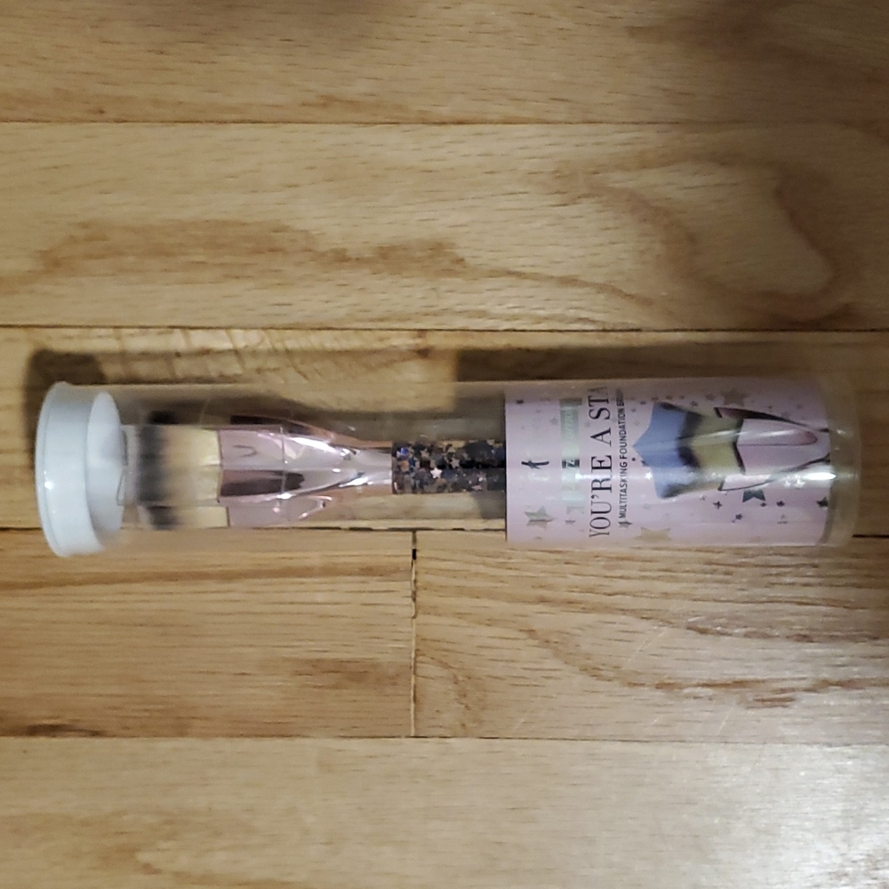 IT Cosmetics You're A Star Brush